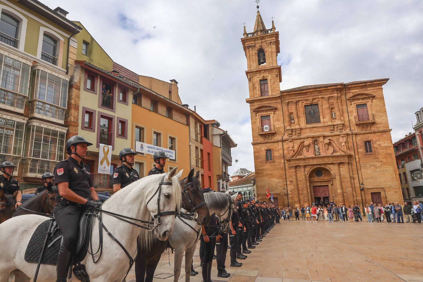 La Policía Nacional recibe la medalla de oro de Oviedo