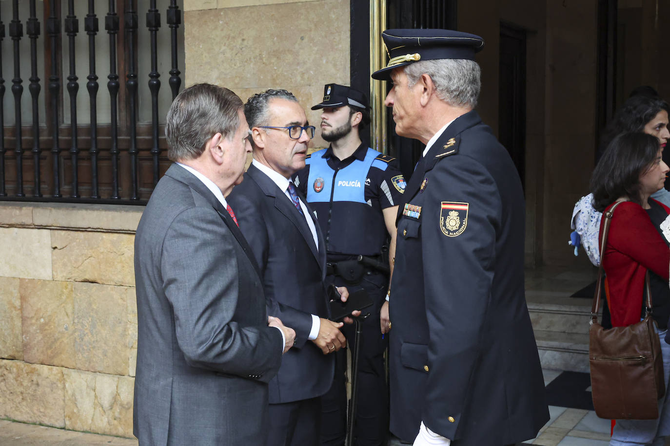 La Policía Nacional recibe la medalla de oro de Oviedo