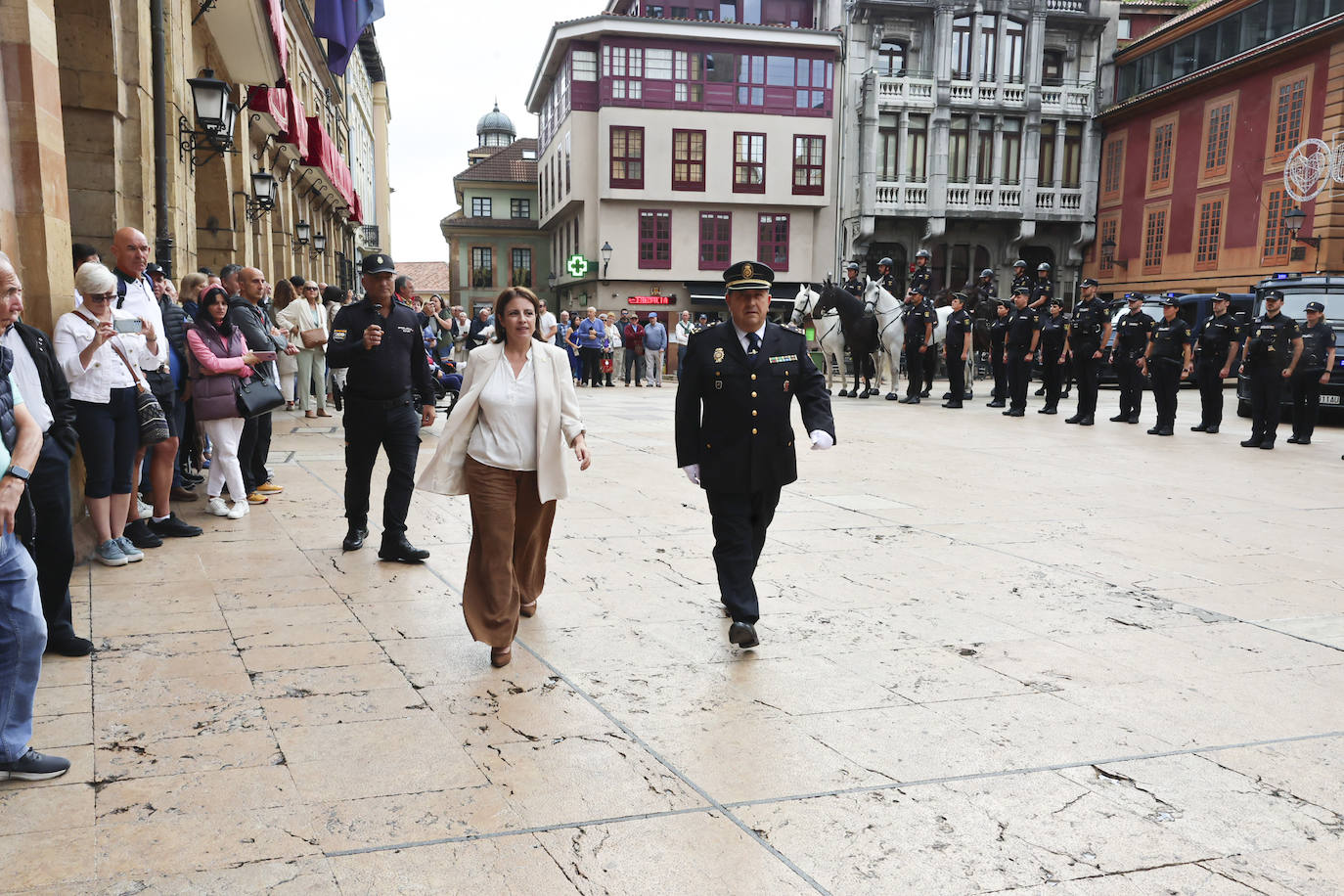 La Policía Nacional recibe la medalla de oro de Oviedo