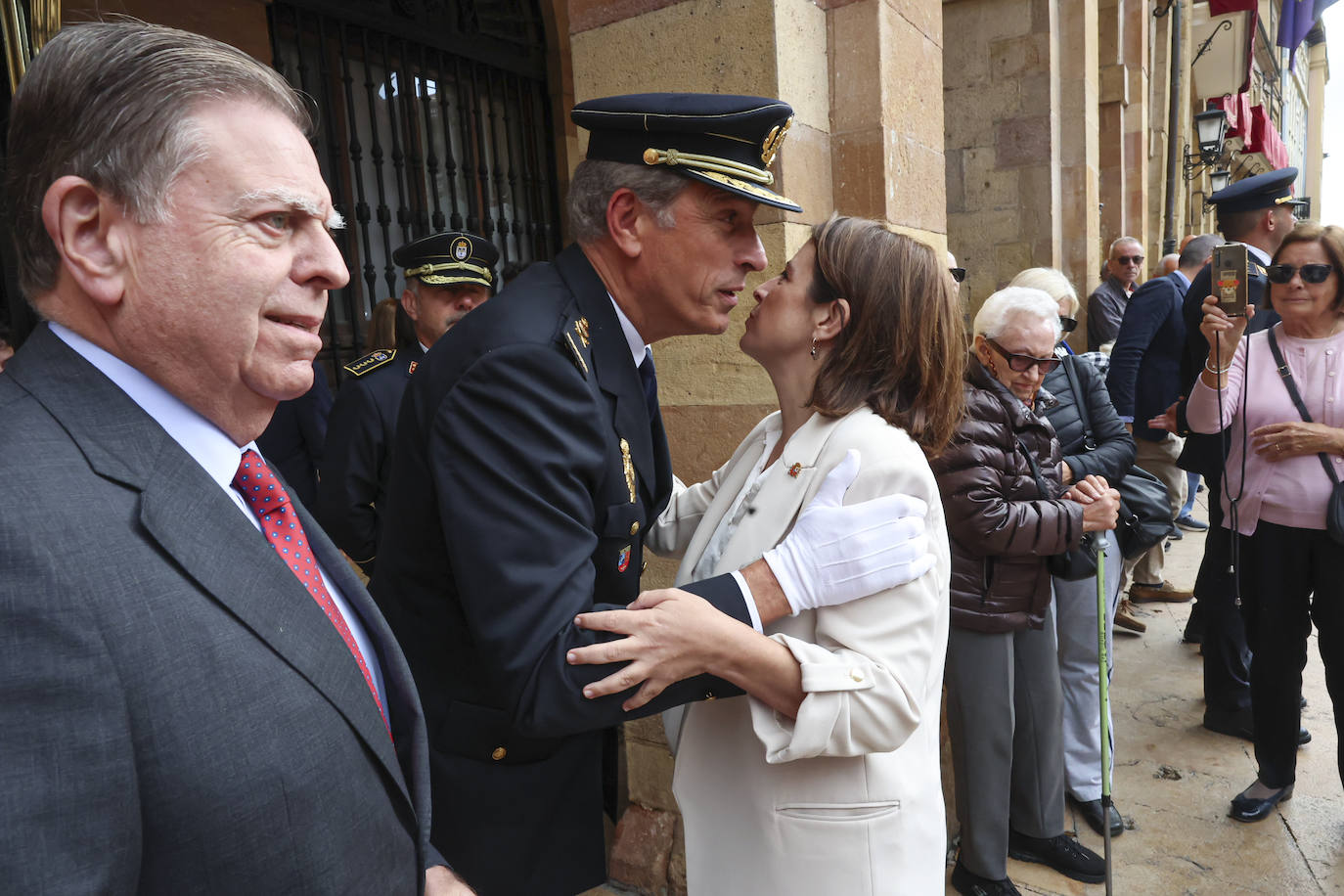 La Policía Nacional recibe la medalla de oro de Oviedo