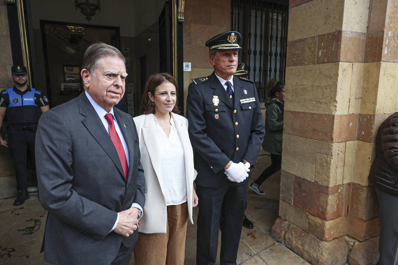 La Policía Nacional recibe la medalla de oro de Oviedo