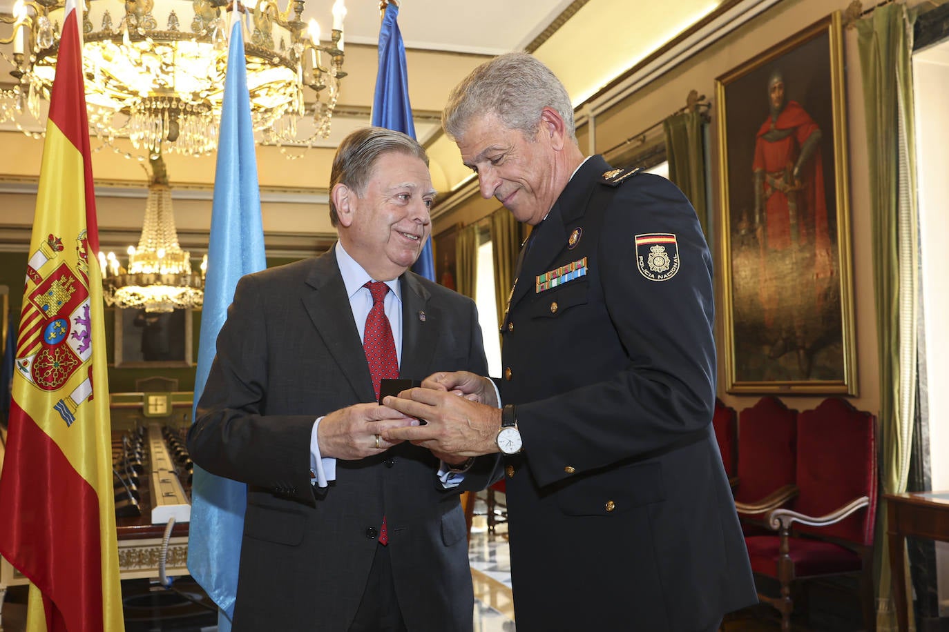 La Policía Nacional recibe la medalla de oro de Oviedo