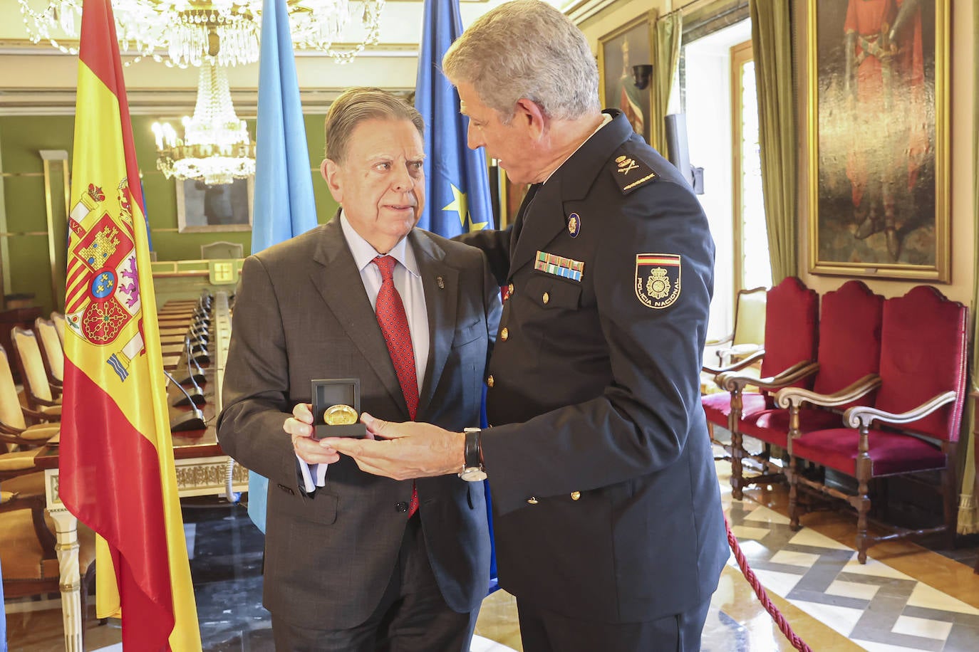 La Policía Nacional recibe la medalla de oro de Oviedo