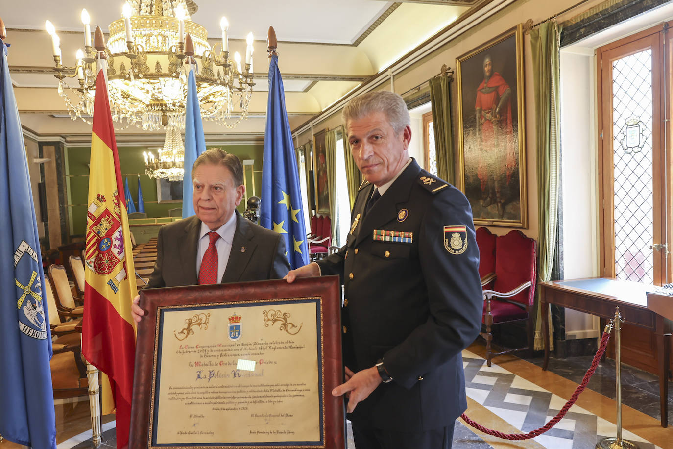 La Policía Nacional recibe la medalla de oro de Oviedo