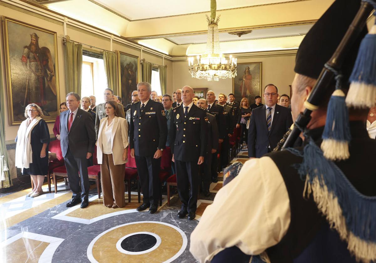 La Policía Nacional recibe la medalla de oro de Oviedo