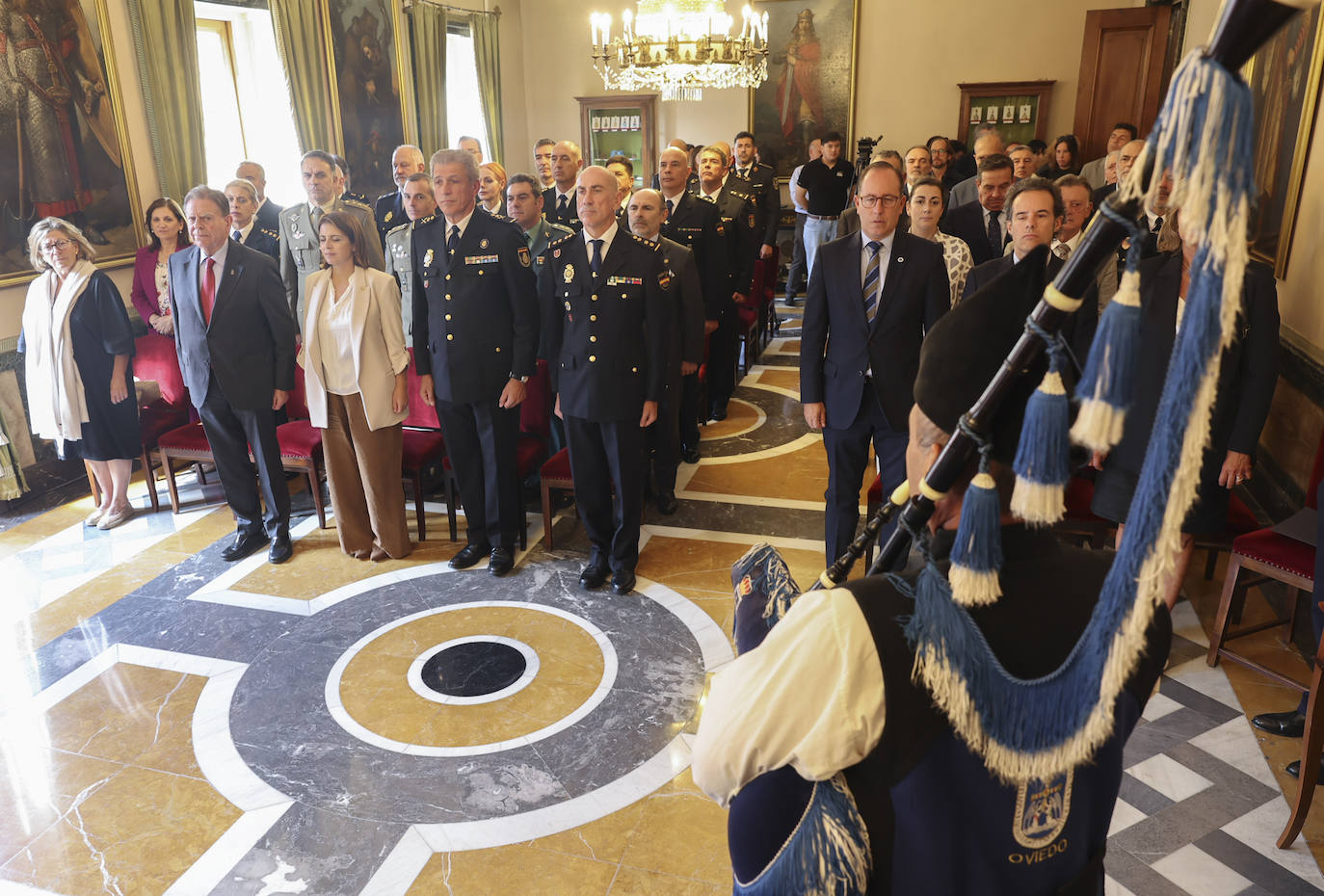 La Policía Nacional recibe la medalla de oro de Oviedo