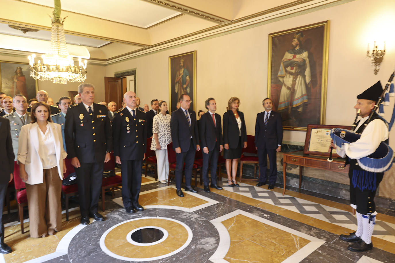 La Policía Nacional recibe la medalla de oro de Oviedo