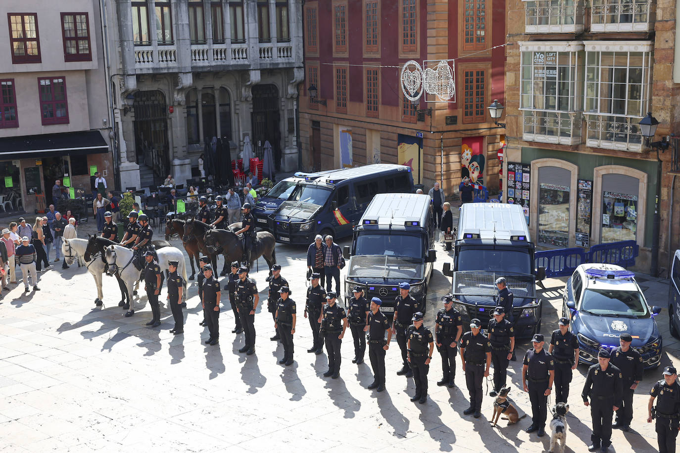 La Policía Nacional recibe la medalla de oro de Oviedo