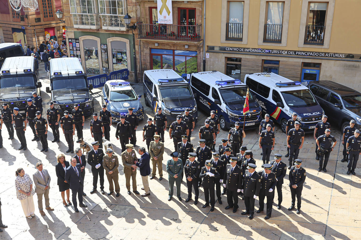 La Policía Nacional recibe la medalla de oro de Oviedo