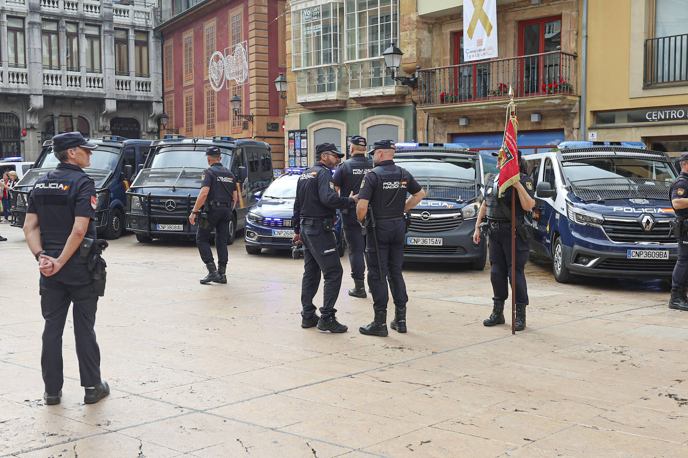 La Policía Nacional recibe la medalla de oro de Oviedo