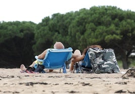 Dos personas toman el sol en la playa del Arbeyal a mediados de octubre del pasado año.