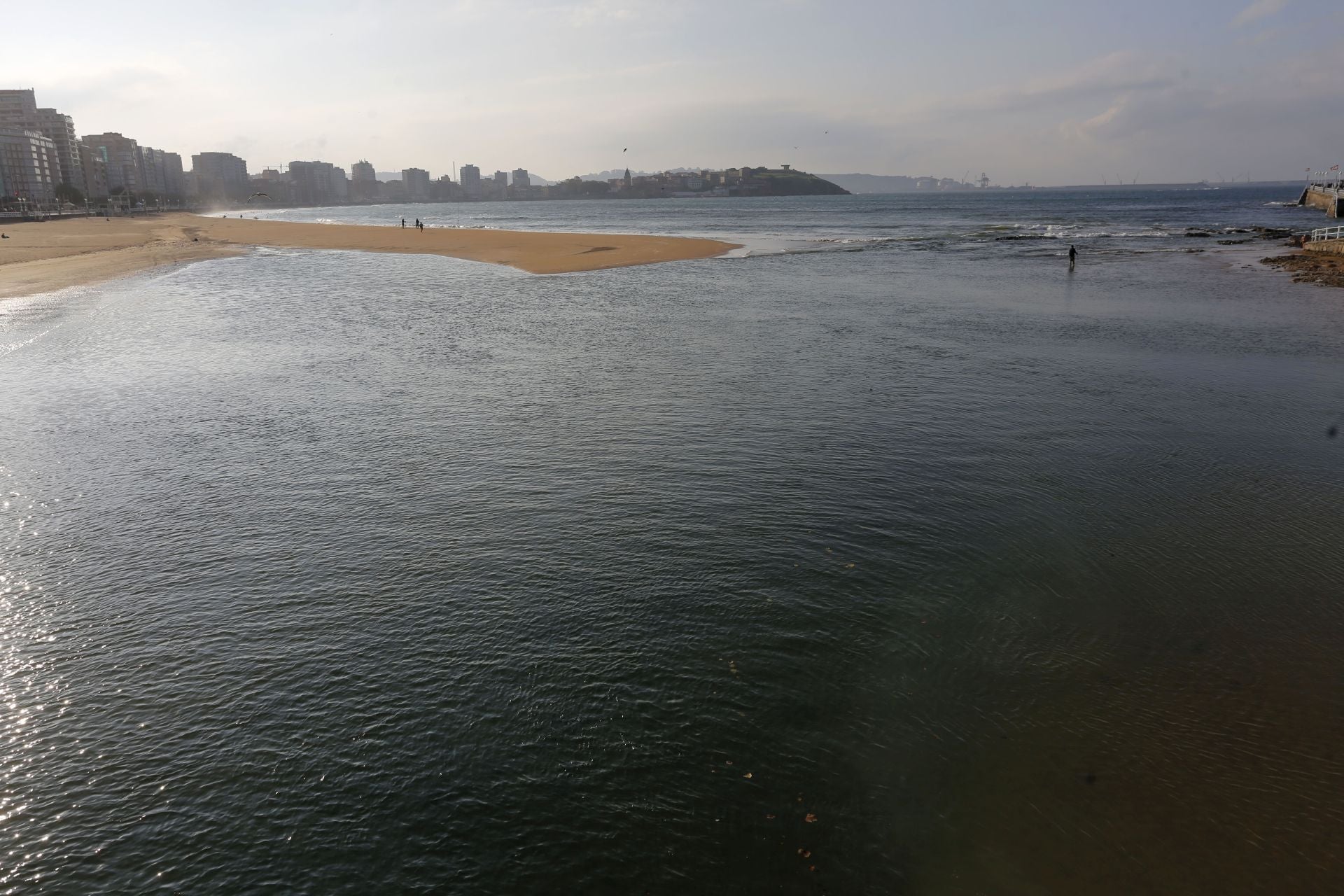 Las consecuencias de las mareas vivas en Asturias: inundaciones y fuerte oleaje