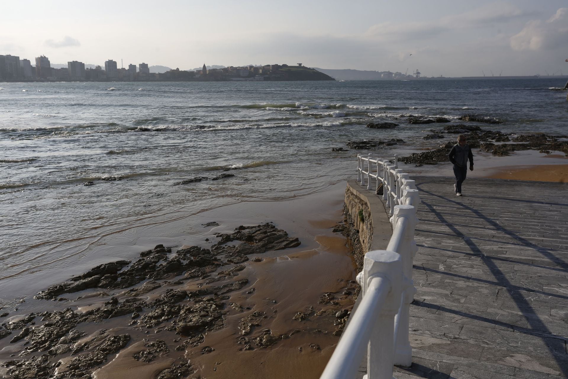 Las consecuencias de las mareas vivas en Asturias: inundaciones y fuerte oleaje