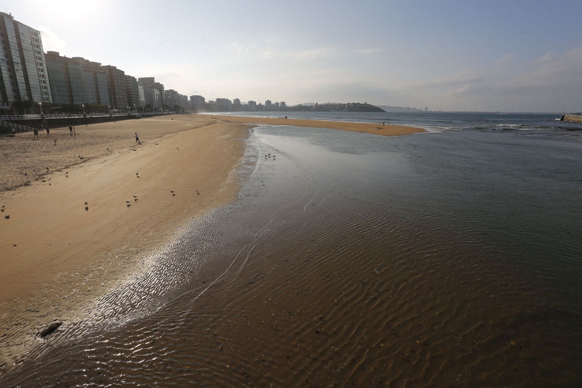 Las consecuencias de las mareas vivas en Asturias: inundaciones y fuerte oleaje