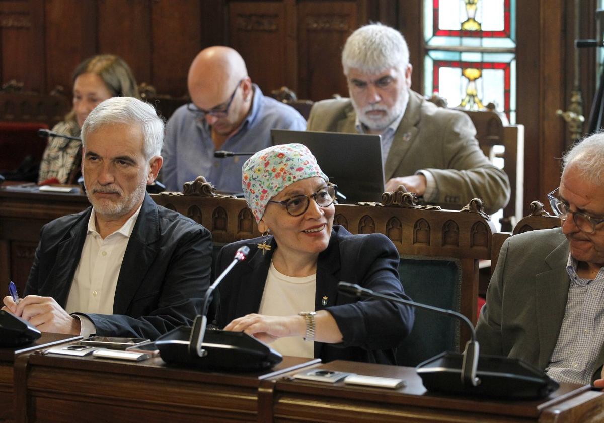 La consejera Concepción Saavedra, muy sonriente, entre Aquilino Alonso y Ángel López durante la comparecencia de ayer.