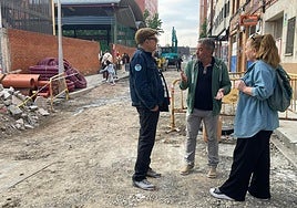 El socialista Ramón Tuero, con representantes vecinales.