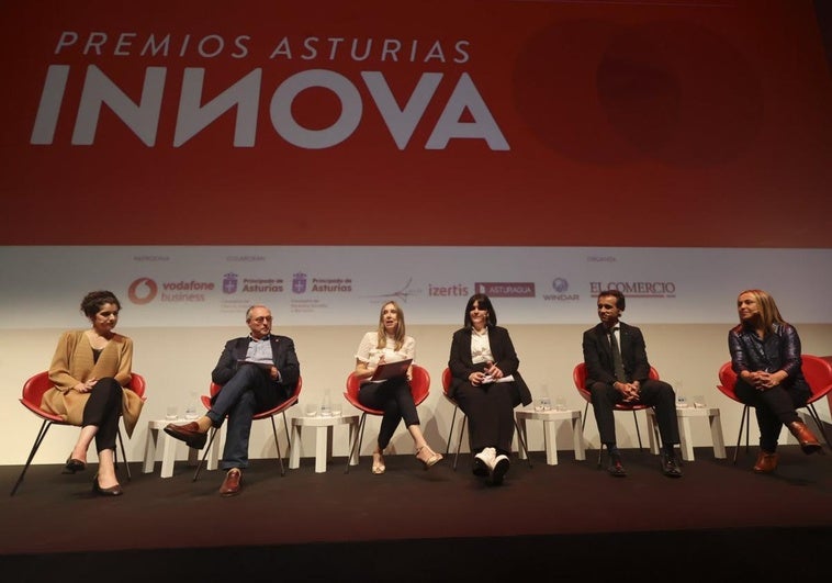 Un momento de la mesa 'Hitos claves en la innovación social', celebrada ayer en el Niemeyer.