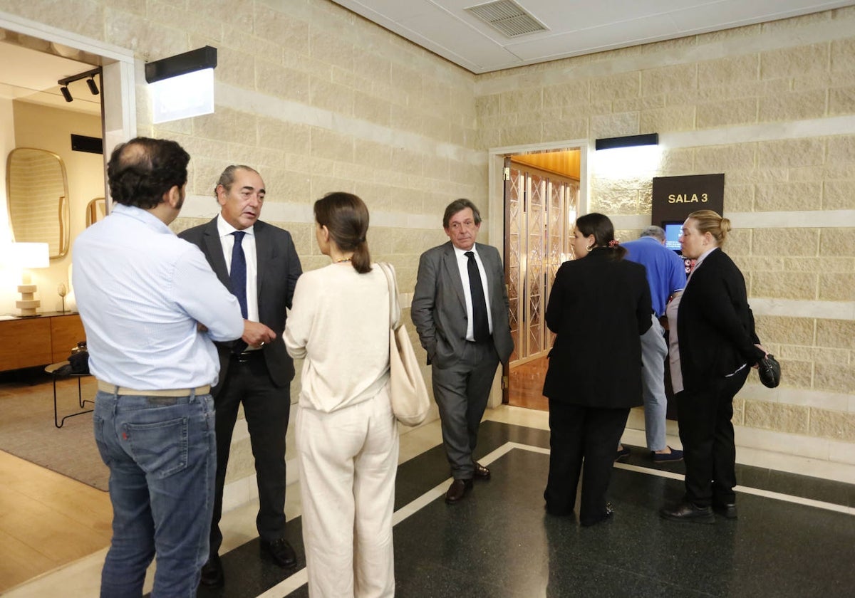 Familiares de Luis Torres a la puerta del tanatorio. A la izquierda, su yerno Fernando Goñi, asesor del grupo parlamentario del Partido Popular.