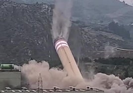 Así fue la espectacular demolición de la chimenea de la térmica de Soto de la Barca