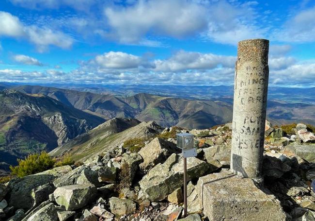 Cumbre de Peña Manteca (también llamada Picu orru): un lugar perfecto para sentarse a contemplar los contrastes otoñales