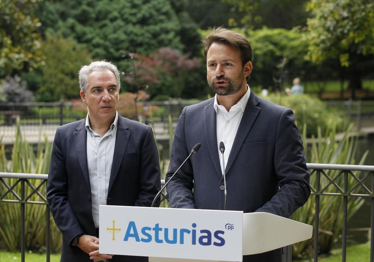 Álvaro Queipo junto a Elías Bendodo en el Campo de San Francisco esta mañana.