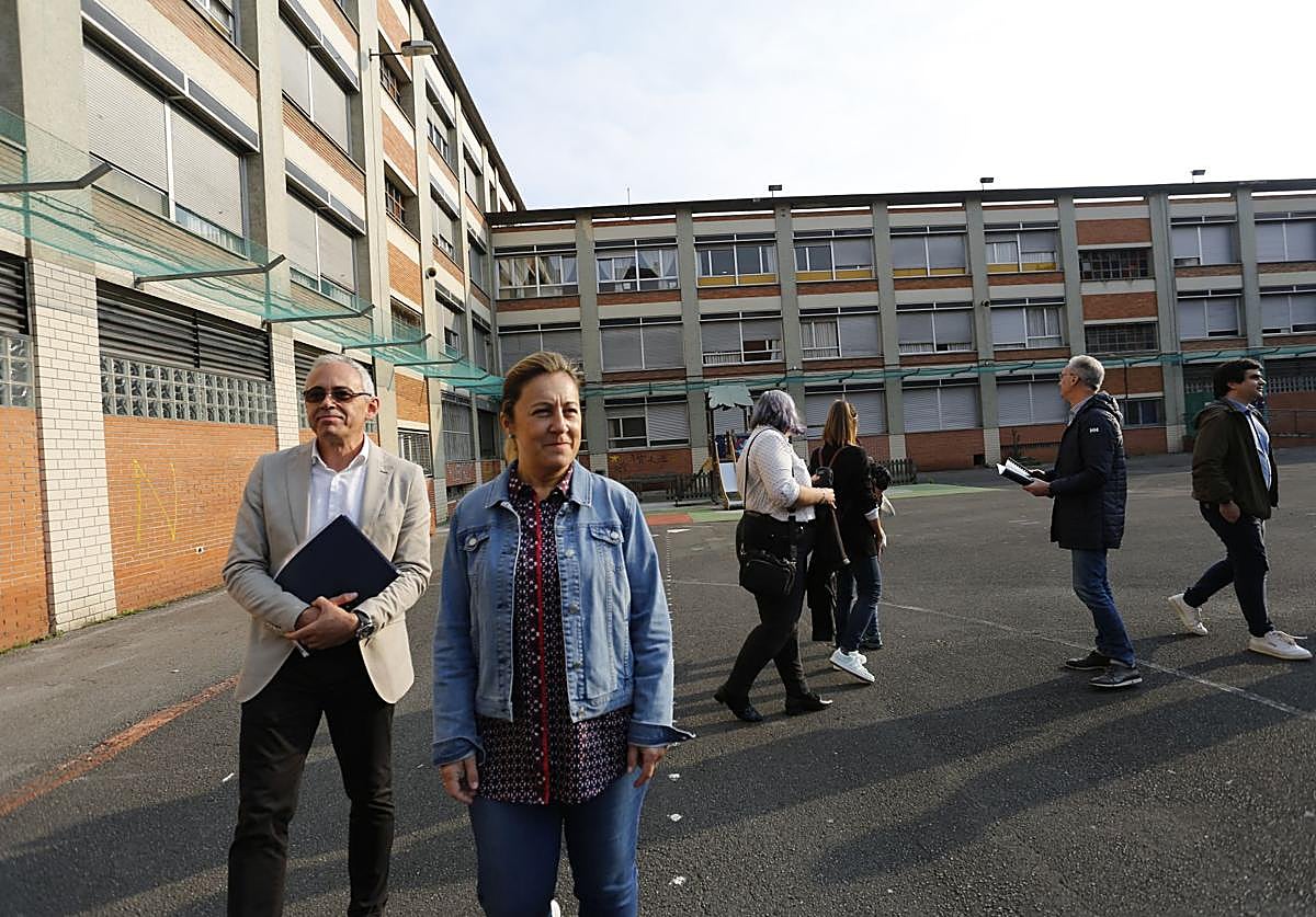 La consejera de Educación, Lydia Espina, visitó el colegio Rey Pelayo esta mañana.