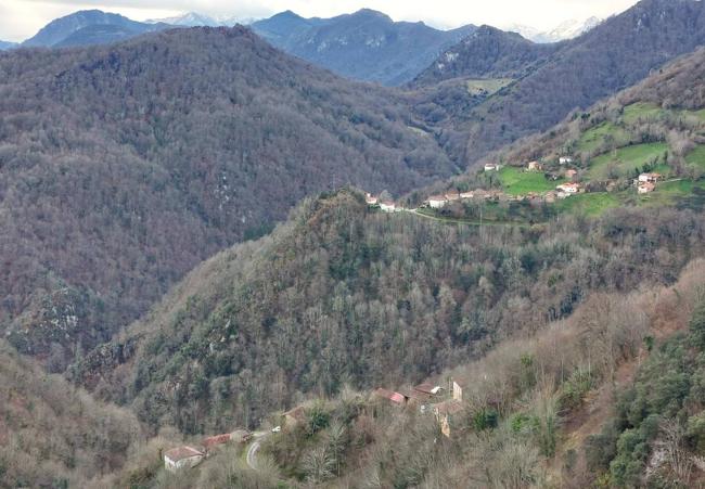 El bosque, las brañas y los entornos rurales también son joyas de esta excursión hasta Peña Manteca