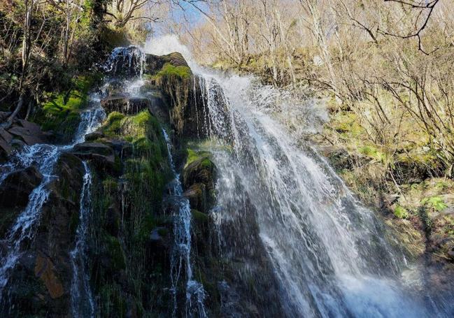 Cascada de Xurbeo, impresionante salto de agua al que se llega tras un cómodo paseo sin complicaciones