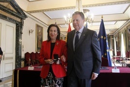 Margarita Robles con la Medalla de Oro junto al alcalde, Alfredo Canteli.