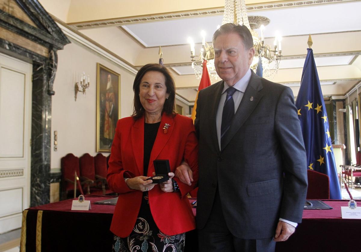 Margarita Robles con la Medalla de Oro junto al alcalde, Alfredo Canteli.