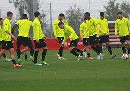 Un grupo de jugadores del Sporting, entre ellos Caicedo, Juan Otero y Campuzano, realizan un ejercicio durante la sesión de ayer .