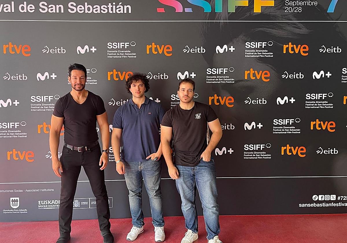 Eduardo Castejón, Luismi y Ángel Pantiga a su llegada al Festival de Cine de San Sebastián.