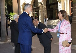 La vicealcaldesa de Gijón, Ángela Pumariega, saluda al Rey Felipe VI en Las Palmas.