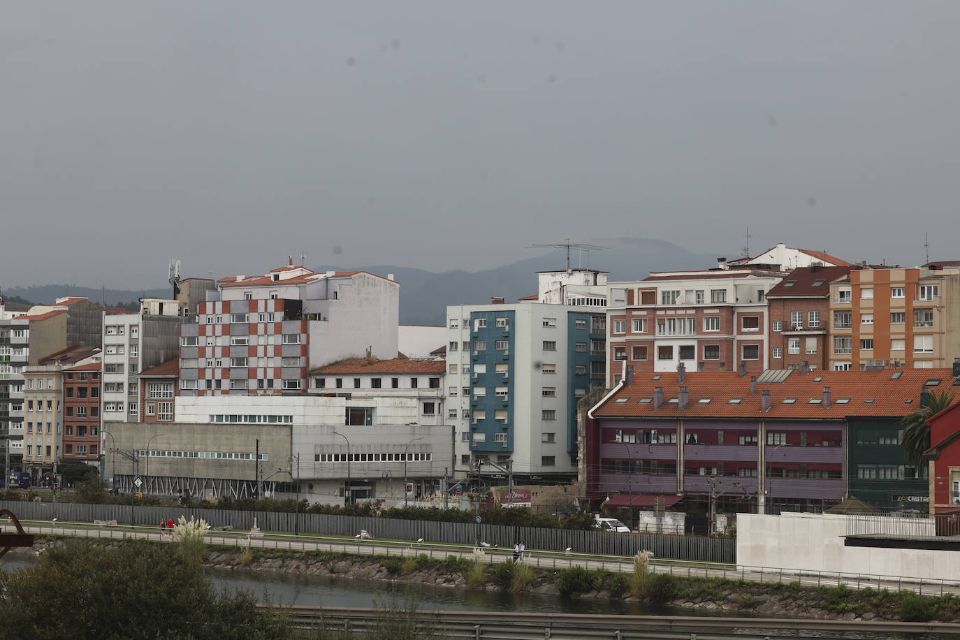 La niebla y la calima cubren la tarde en Asturias