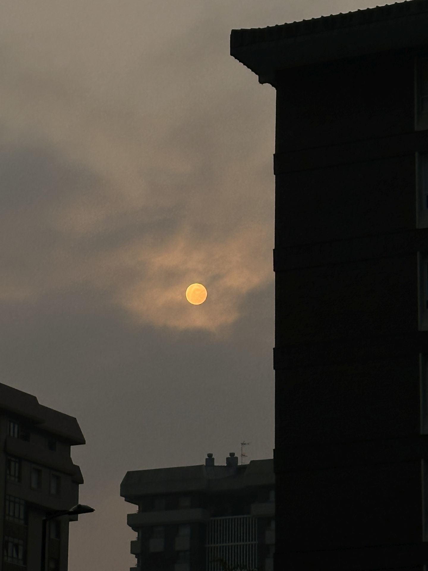 Las imágenes de un &#039;oscuro&#039; amanecer en Asturias