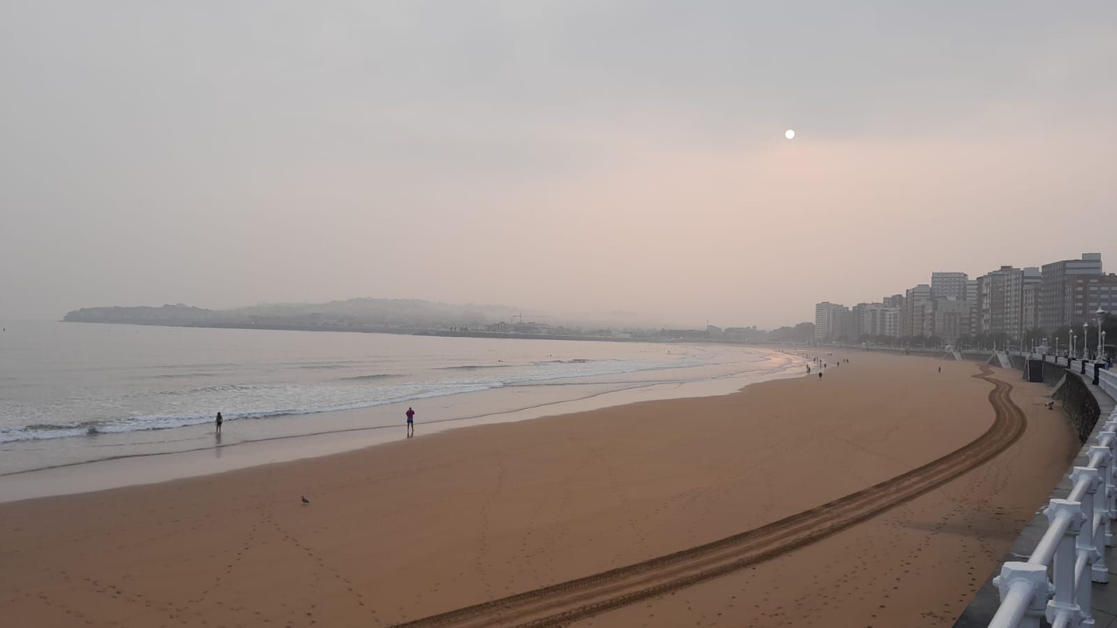 Las imágenes de un &#039;oscuro&#039; amanecer en Asturias