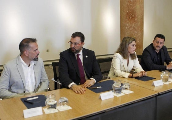 José Manuel Zapico, Adrián Barbón, María Calvo y Javier Fernández Lanero en la firma de la nueva concertación social.