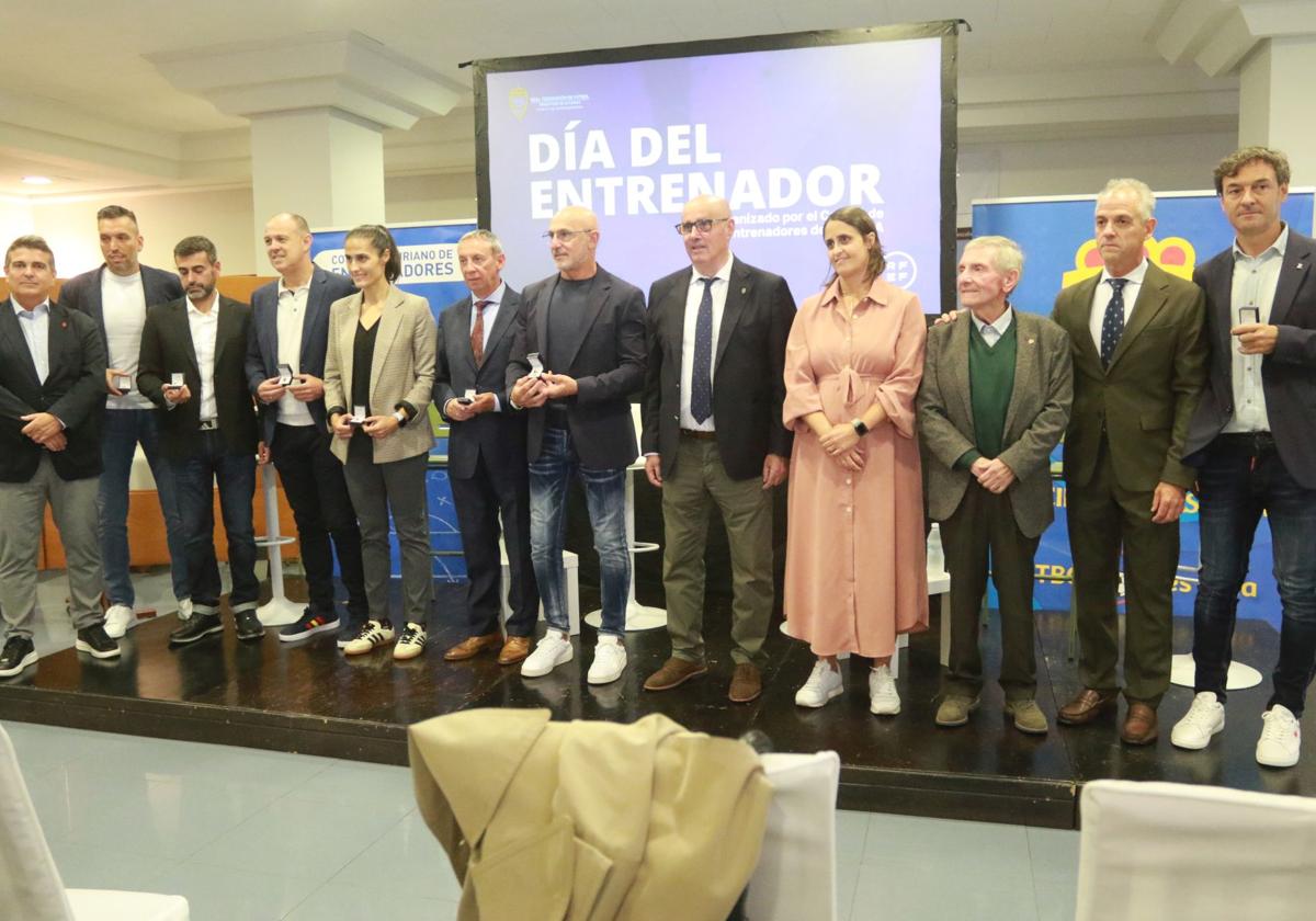 Premiados y autoridades, al inicio del acto.