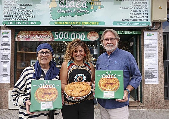 Carmen Martínez y Raúl Vázquez, a los lados, frente a la tienda que ahora dirige su hija, Rocío, con la empanada como gran reclamo.