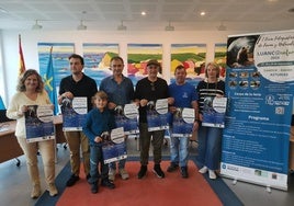 Presentación de Luanconatur, con la Agrupación Fotográfica Cabo Peñes, el alcalde, Jorge Suárez, y el edil Raúl Heres.