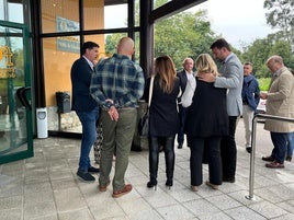 Álvaro Queipo, junto a varios compañeros del Partido Popular, ayer, en Llanes.