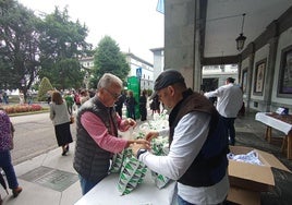 La Sociedad Ovetense de Festejos reparte durante toda la mañana sus 2.500 bollos.