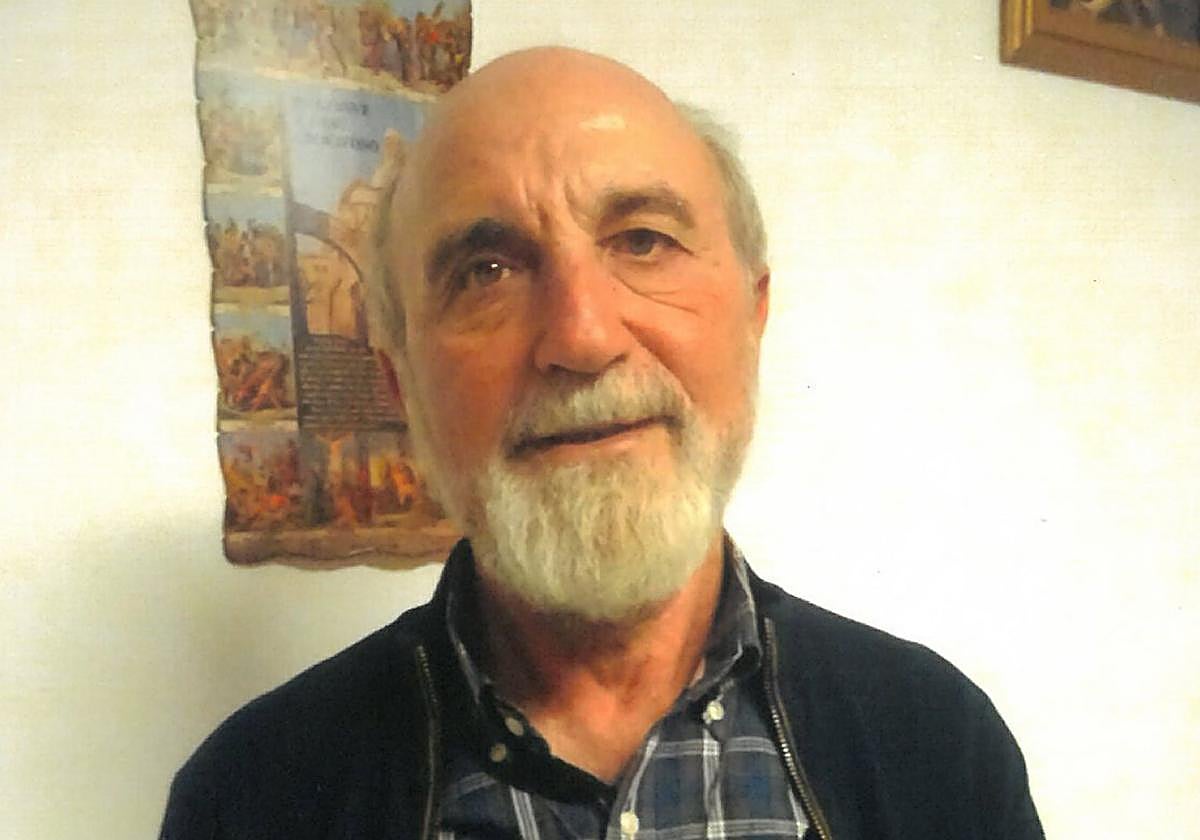 El padre Fidel en una foto reciente en su despacho.