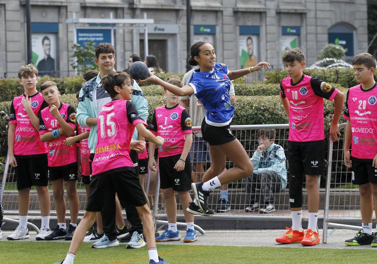 Una deportista lanza a portería en un partido de balonmano. Patinaje.