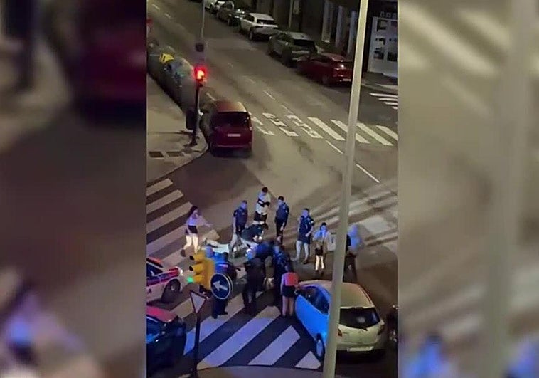 VIDEO: Así fue la multitudinaria reyerta registrada esta madrugada en Gijón.