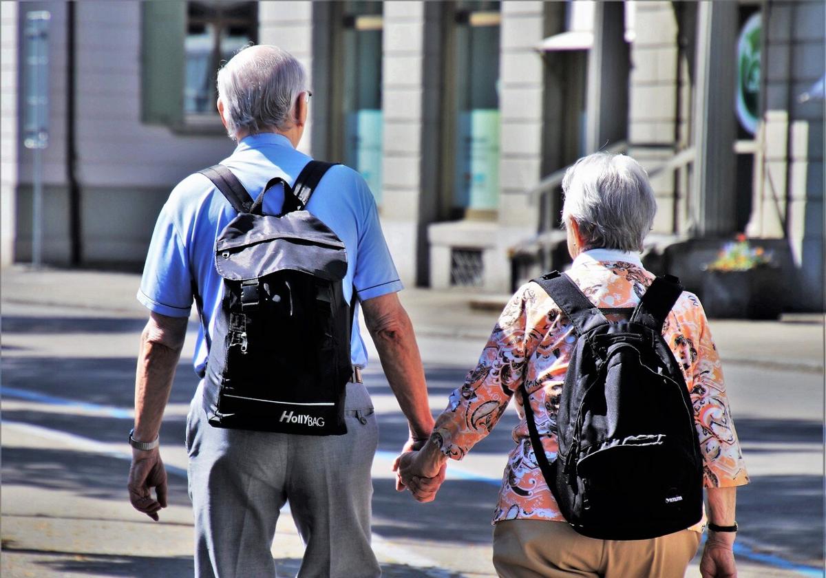 Una pareja disfruta de un paseo.