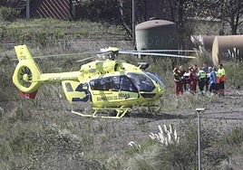 Evacuación de uno de los heridos en el accidente en Arcelor.