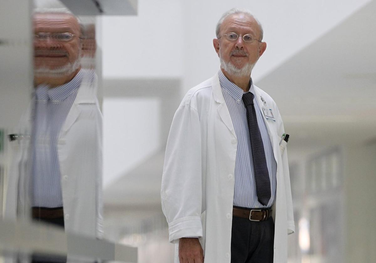 Fernando Vázquez, en los pasillos del Hospital Universitario Central de Asturias (HUCA).