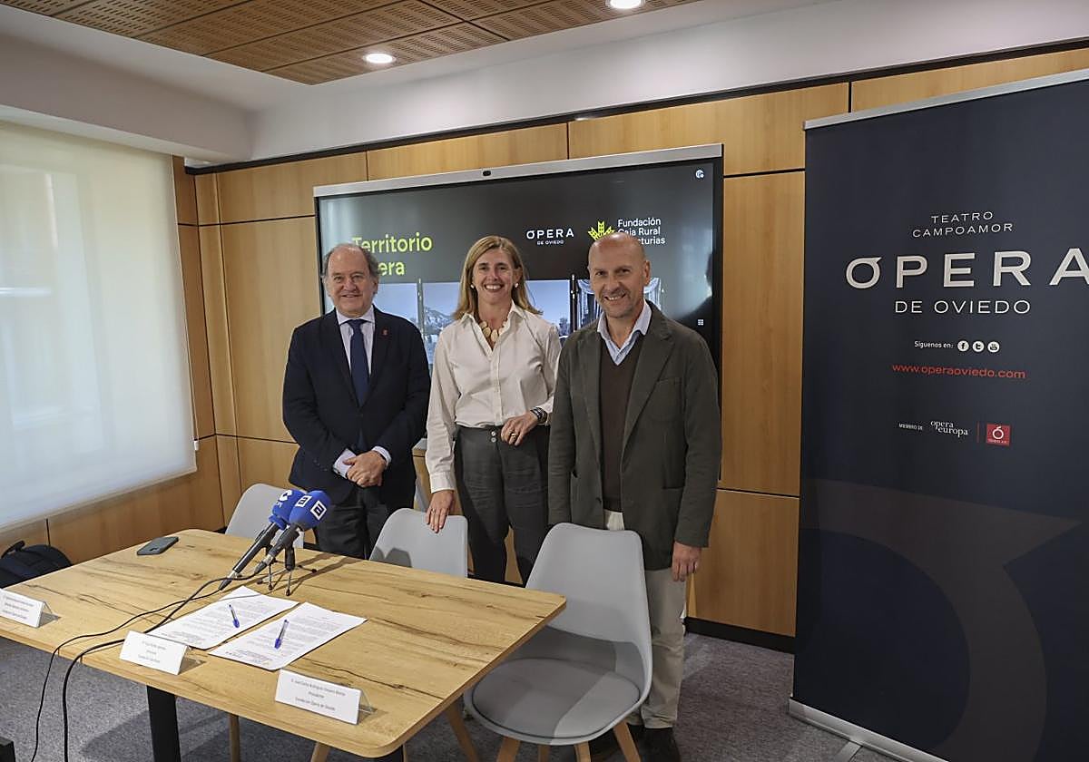 Juan Carlos Rodríguez-Ovejero, Eva Pando y Celestino Varela momentos antes de la firma.