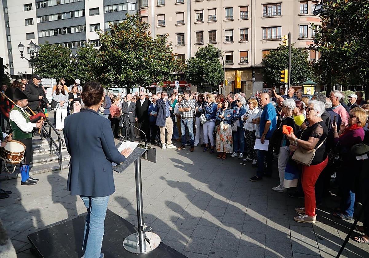 El homenaje a las puertas de la Iglesia San José contó con una nutrida asistencia de público.